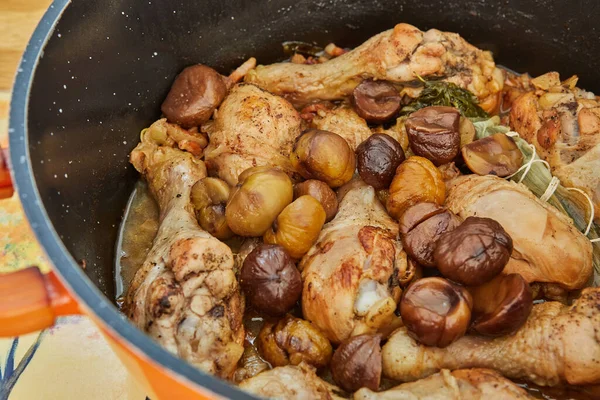 Gaz Ocağında Kestane Mantarla Pişirilmiş Tavuk Budu Fransız Gurme Mutfağı — Stok fotoğraf