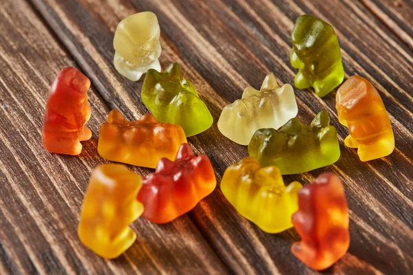 Flerfärgade björnar gummy godis på trä vintage bakgrund. gelé godis i olika färger — Stockfoto