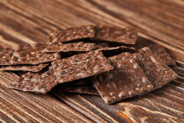 Bolachas de farinha inteiras em chocolate no fundo de madeira vintage — Fotografia de Stock