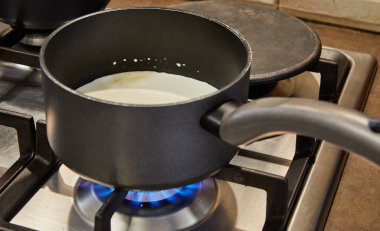 Krema, keki yapmak için gaz sobasında tencerede pişirilir..