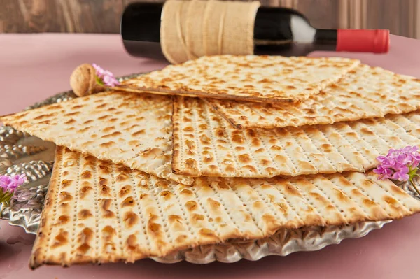 Koncepcja Świętowania Brzoskwini Żydowskie Święto Paschy Matzah Talerzu Seder Butelką — Zdjęcie stockowe
