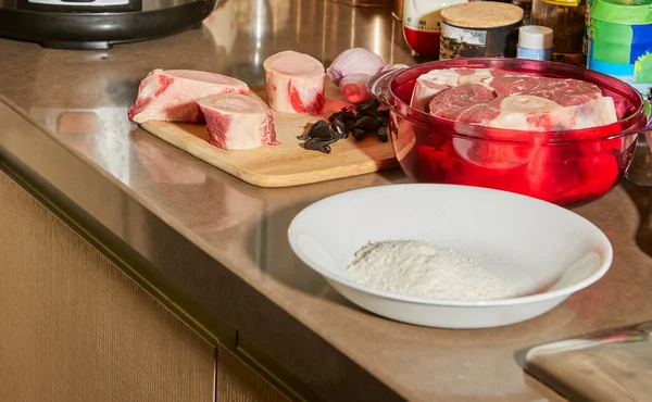 Ossobuco Con Fuso Manzo Aglio Nero Piatto Pronto Cottura Cucina — Foto Stock