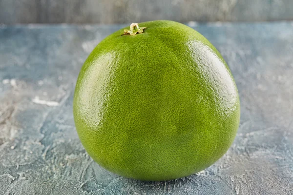 Pomelo Rojo Interior Encuentra Hormigón Azul — Foto de Stock