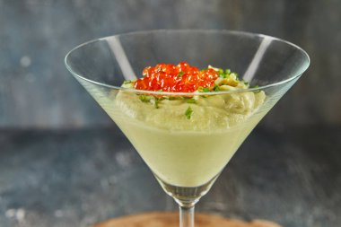 Zencefilli ve kırmızı havyarlı avokado mus. Nefis Fransız yemekleri.