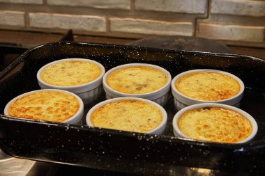 Mantarlı creme brulee pişirdikten sonra fırından çıkarıldı. Fransız gurme mutfağı.