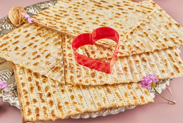 Koncepcja Świętowania Brzoskwini Żydowskie Święto Paschy Matzah Przedmiot Kształcie Serca — Zdjęcie stockowe