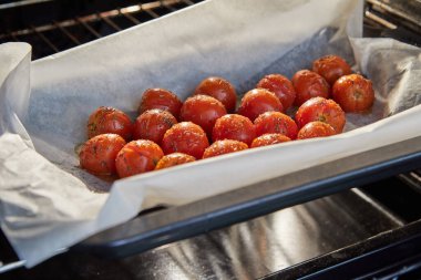 Çeri domatesleri fırında pişirdikten sonra ricotta peyniri ve vişneli domatesle aperatif olarak hazır olur..