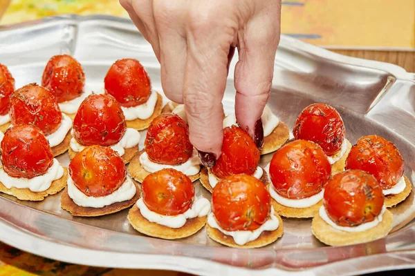 Chef Legt Kirschtomaten Für Die Ricotta Vorspeise Auf Tablett — Stockfoto