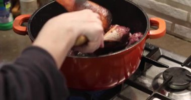 Kırmızı şarapla marine edilmiş tavuk, gaz ocağında tavada kızartılmış.