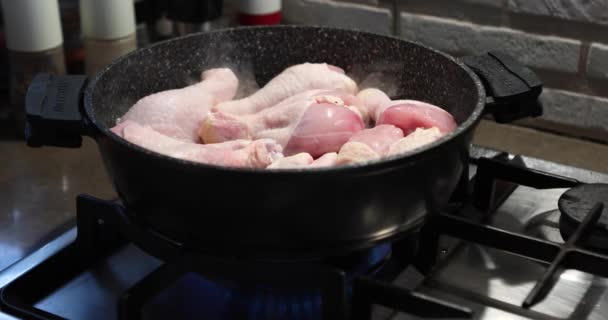 Coxas de frango são fritas na frigideira no fogão a gás — Vídeo de Stock