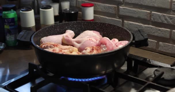 Pernas de frango fritas na panela no fogão a gás — Vídeo de Stock