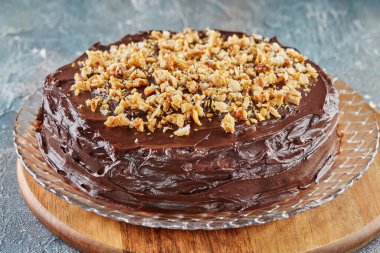 Armutlu çikolatalı turta ve ahşap tezgahta ceviz.