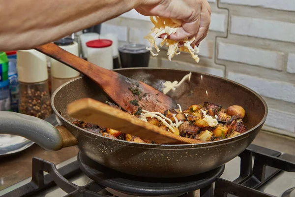 Chef Derrama Parmesão Uma Frigideira Com Batatas Fritas Castanhas Salsa — Fotografia de Stock