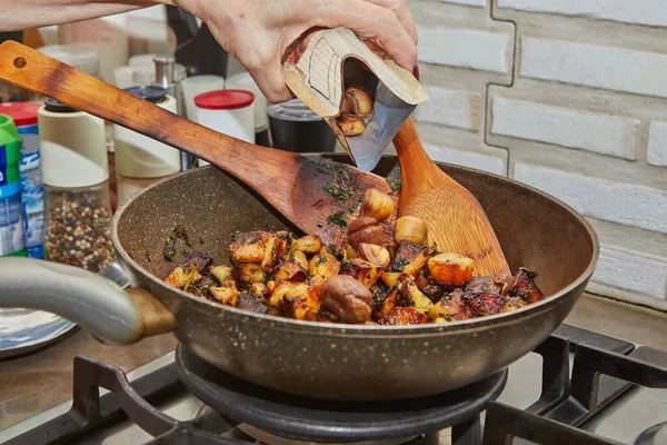 Chef Esvazie Castanhas Uma Panela Ato Fritar Com Batatas Fritas — Fotografia de Stock