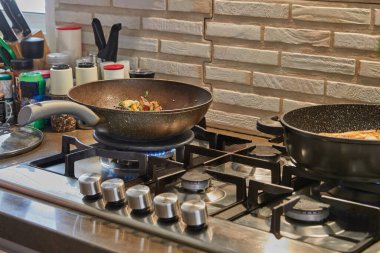 Kızarmış patatesli tavalar, kestane, maydanoz, mutfaktaki gaz sobasında parmesan. Adım adım tarif