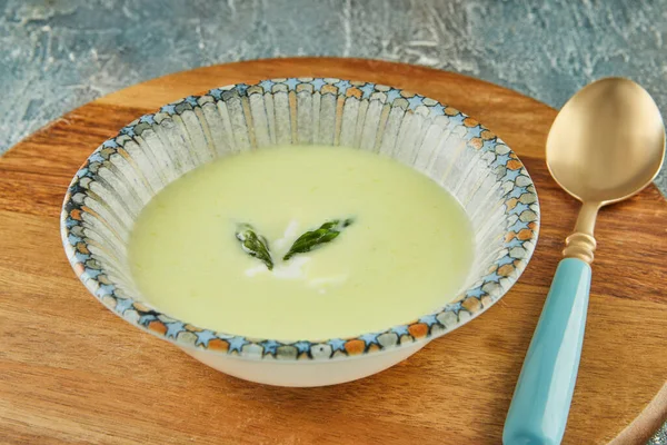 Cream of asparagus soup in plate on wooden background — Zdjęcie stockowe