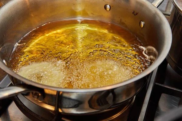 Elmalı krep pişiriyorum. Elmalı çörek ve kaynar yağ.