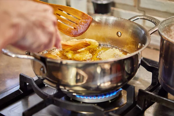 Cozinhar panqueca de maçã. Chef vira o Apple Donut no óleo fervente — Fotografia de Stock