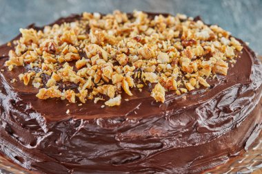 Armutlu çikolatalı turta ve ahşap tezgahta ceviz. Kapat..