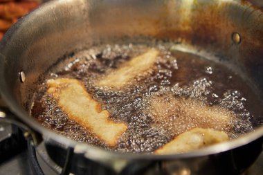 Bugnes, Fransız çörekleri tencerede kaynar yağ içinde.