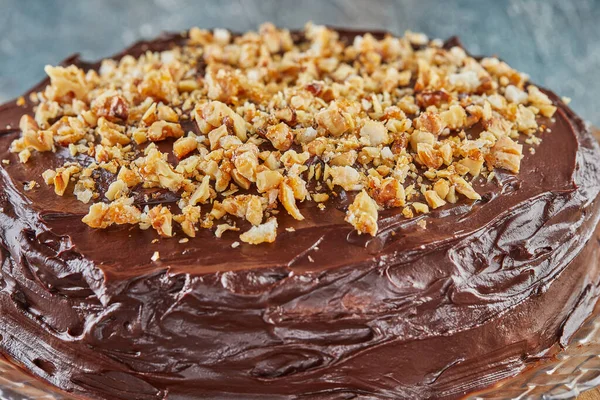 Armutlu çikolatalı turta ve ahşap tezgahta ceviz. Kapat..