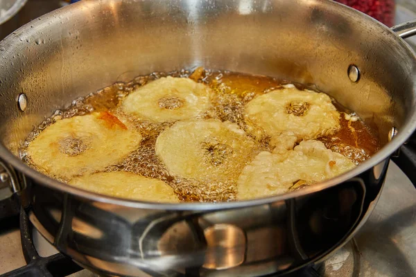 Cozinhar Panqueca Maçã Donut Maçã Óleo Fervente — Fotografia de Stock