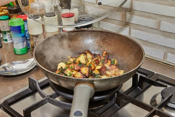 Frying Pans Fried Potatoes Parsley Open Lid Steam Gas Stove — стоковое фото