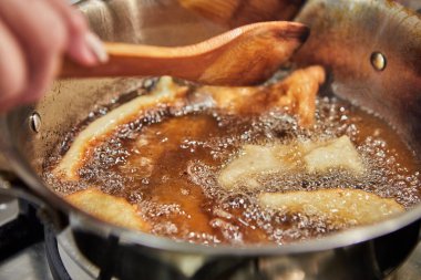 Bugnes, Fransız çörekleri tencerede kaynar yağ içinde.