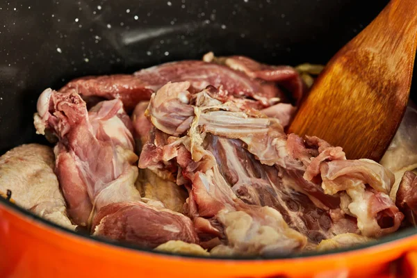 Taze et, tavada soğanla kızartılır..