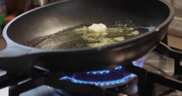 La mantequilla se derrite en la sartén en la estufa de gas — Vídeo de stock
