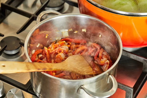 Cebolas Pimentas Sino Fritam Panela Fogão Gás Segundo Receita Internet — Fotografia de Stock