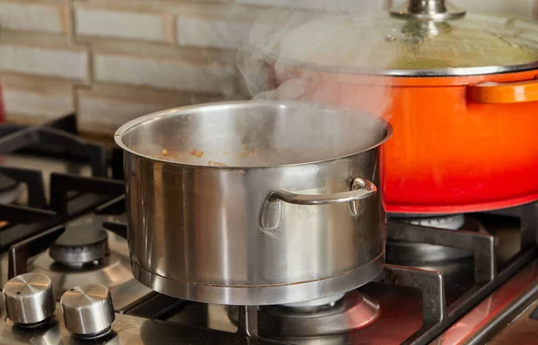 Nádoby Párou Vařící Plynovém Sporáku Kuchyni — Stock fotografie