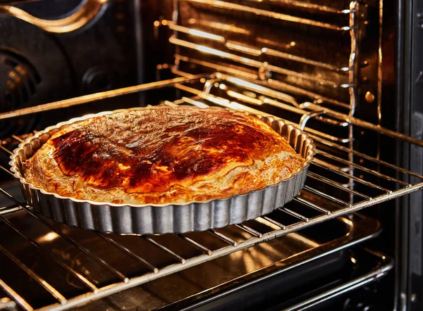 Badem kremalı tart, fırında pişirdikten sonra hazır. Kraliyet Pastası.