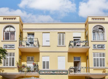 Tel Aviv, İsrail - 27 Mayıs 2022: Tel Aviv Nahalat Binyamin Caddesi, restore edilmiş eski bir ev Beit Levy.