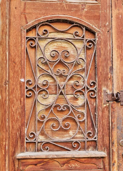 Staré Dřevěné Dveře Kovovou Mřížkou — Stock fotografie