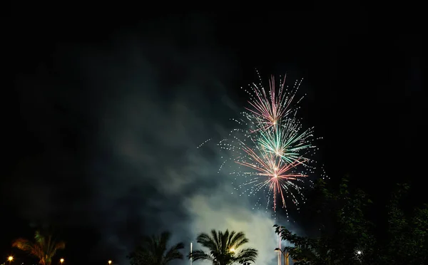 Πολύχρωμα Πυροτεχνήματα Στον Νυχτερινό Ουρανό Εορτασμός Της Ημέρας Ανεξαρτησίας — Φωτογραφία Αρχείου