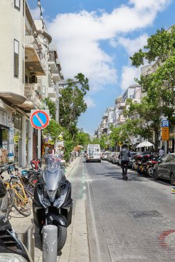 Tel Aviv, İsrail - 27 Mayıs 2022: Tel Aviv 'deki Shenkin Caddesi, Tel Aviv' in açık ve özgür genç kültürünün sembolüdür. Galerileri, eşsiz dükkanları, kafeleri ve restoranları var..