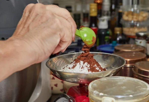 Chef Wiegt Den Kakao Auf Kuchenwaage — Stockfoto