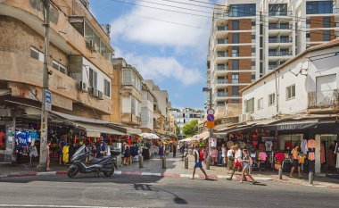 Tel Aviv, İsrail - 27 Mayıs 2022: Bezalel Pazarı, Tel Aviv 'in merkezinde King George Street, Bethlehem, Tchernichovsky arasındaki ticari bir kompleks..