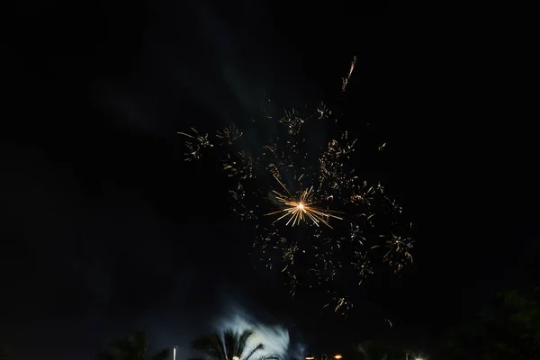 Fuegos Artificiales Multicolores Cielo Nocturno Celebración Del Día Independencia Año — Foto de Stock