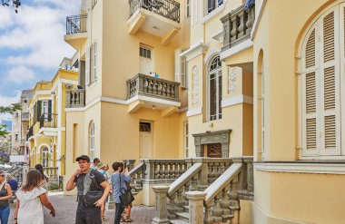 Tel Aviv, İsrail - 27 Mayıs 2022: Tel Aviv Nahalat Binyamin Caddesi, restore edilmiş eski bir ev.