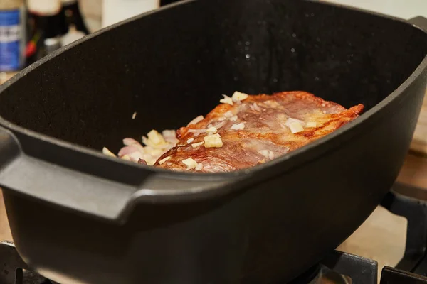 Trozo Carne Fríe Con Cebolla Olla Rectangular Sobre Fuego Estufa — Foto de Stock