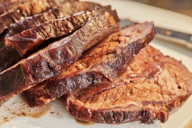 Dilimlenmiş et parçaları, şarap sosunda soğanla kızartılmış, servis için hazır. Fransız gurme mutfağı.