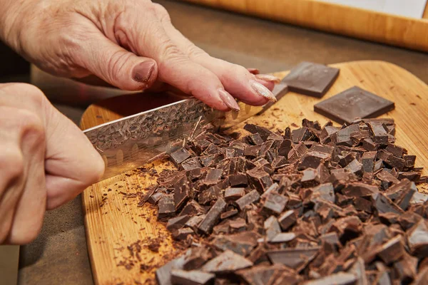 Chef Corta Chocolate Amargo Pedaços Tábua Madeira Cozinha Fechar — Fotografia de Stock