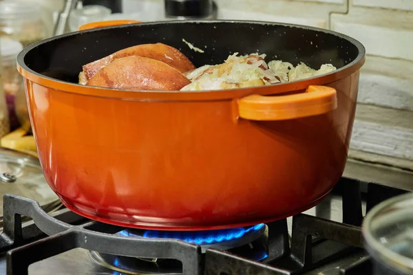 Chucrute Alsácia Cozido Panela Fogo Baixo Fogão Gás — Fotografia de Stock