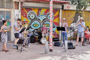 Tel Aviv, İsrail - 27 Mayıs 2022 Tel Aviv 'de sokak bandosu.