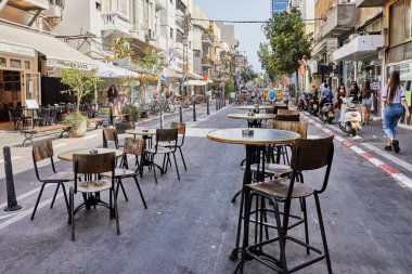 Tel Aviv, İsrail - 27 Mayıs 2022 Tel Aviv 'in merkezinde trafiğin engellendiği sokak kafesi.