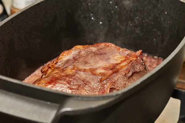 Kawałek Mięsa Smaży Się Cebulą Sosie Winnym Prostokątnej Patelni Nad — Zdjęcie stockowe