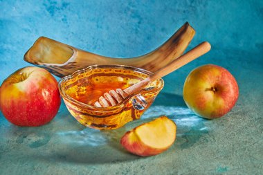 Rosh hashanah - Yahudi yeni yıl tatili konsepti. Elma şeklinde ballı kase, elma, shofar bayramın geleneksel sembolleridir..