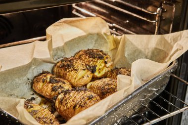 Pişirdikten sonra fırında Provence otlarıyla Hasselback Kirpi Patatesi pişirdim. Fransız gurme mutfağı.